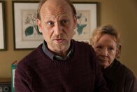 Wilsberg – Enno Fellner (Bernd Michael Lade) und Mutter Ilse Fellner (Christine Schorn).