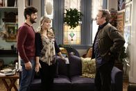 Last Man Standing – Mike (Tim Allen, r.) und Vanessa haben für jede ihrer Töchter Geld für die Hochzeit angelegt. Als sie Kristin (Amanda Fuller, M.) und Ryan (Jordan Masterson, l.) den 20.000 Dollar- Scheck geben wollen und ihn mit Bedingungen ausstellen, lehnt das Paar jedoch ab. Damit haben die beiden nicht gerechnet ...