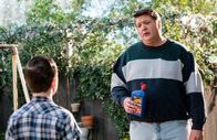 Young Sheldon – (v.li.) Iain Armitage (Sheldon Cooper), Lance Barber (George Cooper Sr.).