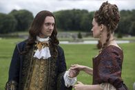 Versailles – Ludwig XIV. (George Blagden, l.); Madame de Maintenon (Catherine Walker, r.)