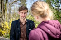 Sturm der Liebe – Paul (Sandro Kirtzel, l.) verschweigt Josie (Lena Conzendorf, r.) seinen Anteil an der Café-Rettung.