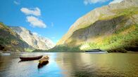 Wunderschön! – Fjorde und Wasserfälle, Gletscher und Hochebenen: An der Seite von Tamina Kallert wird der Westen Norwegens zu einem faszinierenden Naturkino für die Augen. Und erst recht für die Ohren: Denn das WDR Funkhausorchester unterstreicht die atemberaubenden Bilder mit einem außergewöhnlichen Sound, komponiert von dem Australier Gordon Hamilton. Eine neue Zusammenarbeit feiert Premiere. Entstanden ist ein Film, der regelrecht unter die Haut geht, zugleich die erste "Wunderschön"-Produktion in Ultra High Definition (UHD). Die Stationen der Reise sind Fjaerland am Jostedalsgletscher, das Weltkulturerbe Nærøyfjord, die Aussichtsplattform Stegastein und der Nationalpark Hardangerwidda, Europas größte Hochebene. - Die Elektrofähre "future of the fjords" im Unesco Weltkulturerbe Næroyfjord.