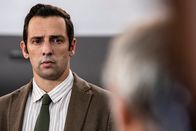 Death in Paradise – Ein mysteriöser Mord in schwindelerregenden Höhen macht DI Parker (Ralf Little) stutzig.