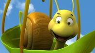 Die Biene Maja – Die Schnecke Rufus fliegt hoch am Himmel.
