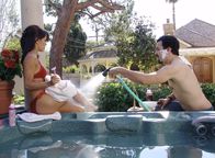 Desperate Housewives – Gabrielle (Eva Longoria, l.) und Carlos (Ricardo Antonio Chavira, r.) haben ein Problem mit Abfluss, dem sich Mike gern annehmen würde. Doch besitzen die Solis' nicht genug Geld, ihn bezahlen zu können ...