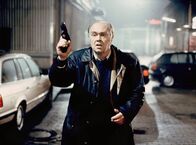 Tatort – WDR Fernsehen TATORT, "Herz As", Von Horst Vocks, Deutschland 1995, Regie Ulrich Stark Uhr. Kommissar Flemming (Martin Lüttge) schreckt davor zurück, seine Waffe einzusetzen, nachdem er einen Mann in Notwehr getötet hat.
