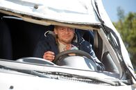 Die Bergretter – Axel (Christoph von Friedl) ist mit seinem Auto abgestürzt und hängt fest.