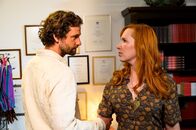 Friesland – Klaus Holsten (Florian Stetter) versucht verzweifelt die Liebe seiner Frau Rieke (Christin Nichols) zurückzugewinnen.