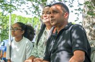 GEO Reportage – Amir Finches (re.) und seine Familie beobachten gespannt die Leistung ihres Rotohrbülbüls beim Wettkampf.