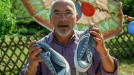 Löwenzahn Classics – Mit welchen Schuhen kann man Fußball spielen, Schlittschuh laufen und Wandern gehen? Peter (Peter Lustig) ist auf der Suche nach dem perfekten Schuh.