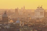 Italiens verborgene Städte – Left: the dome of San Carlo ai Catinari church (Saints Blaise and Charles in Catinari), Torre delle Milizie, in the distance the domes and the bell tower of Basilica Papale di Santa Maria Maggiore, in the foreground: the dome of Santissima Trinita dei Pellegrini, and to the right the Altare della Patria (National Monument to Victor Emmanuel II)