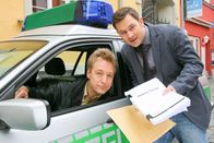 Die Rosenheim-Cops – Als das Manuskript des Toten auftaucht, nimmt der Fall für Mohr (Max Müller, l.) und König (Mark-Alexander Solf, r.) eine neue Wendung.
