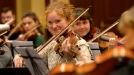 Sternstunde Musik – Sternstunde Musik Sinfonische Jugend – Musik in vier Sprachen Rebecca Pavageau, 20, studiert Violine an der HEMU in Sion/VS. Copyright: SRF/MOHRvision; Screenshot