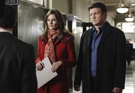 Castle – Lassen sich nicht davon abhalten, weiter an dem Fall zu arbeiten: Richard Castle (Nathan Fillion, r.) und Kate Beckett (Stana Katic, M.)