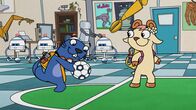 Doki – Otter Rico und Gabi spielen Fußball.