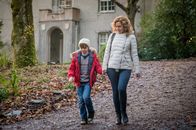 Safe House – Ali (Nicola Stephenson, r.) ist am Boden zerstört, als sie vom Mord an ihrer Schwester Gemma erfährt. Zusammen mit ihrem Sohn Joe (Max True, l.) versucht sie sich abzulenken.