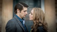 Love Child – Phillip Paige (Ryan Johnson, l.); Joan Millar (Jessica Marais, r.)