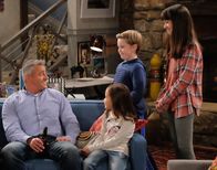 Man with a Plan – Anfangs sind Kate (Grace Kaufman, r.), Teddy (Matthew McCann, 2.v.r.) und Emme (Hala Finley, 2.v.l.) begeistert, dass ihr Daddy (Matt LeBlanc, l.) nun Zuhause das Steuer übernimmt - doch das wird sich bald ändern ...