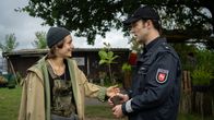 Wendland – Oliver Klasen (Malte Thomsen) besucht Elfi Petersen (Anouk Elias) um sie zu befragen.