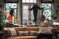Extended Family – (v.l.n.r.) Grace (Sofia Capanna); Jim Kearney (Jon Cryer); Bobby Kearney (Lenny Clarke)