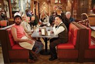 2 Broke Girls – Bei Oleg (Jonathan Kite, l.), Caroline (Beth Behrs, 2.v.l.), Sophie (Jennifer Coolidge, M.), Han (Matthew Moy, 2.v.r.), Earl (Garrett Morris, r.) und Max läuft selten alles nach Plan ...