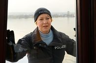 WaPo Bodensee – Nele Fehrenbach (Floriane Daniel) muss die Kaptänin der Fähre davon abhalten, ungebremst in den Hafen zu fahren und so eine verheerende Katastrophe auszulösen.