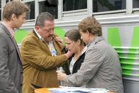 Die Rosenheim-Cops – Die beiden Cops Sven Hansen (Igor Jeftic, l.) und Korbinian Hofer (Joseph Hannesschläger, 2.v.l.) sind von der Reaktion Bettina Bohns (Sonja Stein, mit Florian Fischer, r.) überrascht, oder sollte deren Beziehung zu dem Ermordeten doch mehr als kollegial gewesen sein.
