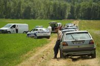 Tödliche Ahnung – Die Hartnäckigkeit von Romain Sauvant (Soufiane Guerrab, Mitte, vorne) führte die Polizei zu einer verscharrten Leiche aus einem bislang ungelösten Fall.