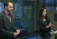Elementary – Trent Annunzio, Professor für Ostasienstudien, wurde mit zwei Schüssen in den Augen getötet. Sherlock Holmes (Jonny Lee Miller, l.) und Joan Watson (Lucy Liu, r.) versuchen alles, um den Mörder zu fassen ...