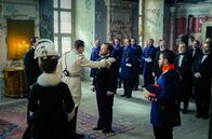 Charité – Kaiser Wilhelm II (Lucas Prisor, l.) verspricht Robert Koch (Justus von Dohnányi, im VG 2.v.r.) ein eigenes Forschungslabor, sollte er bis zum großen Ärztekongress das Heilmittel gegen Tuberkulose gefunden haben.