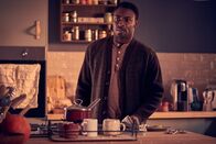 Vierwändeplus – Martin (Alexander Prince Osei) wundert sich über Freddies seltsame Aufmachung, vor allem aber darüber, dass der unbedingt Fehler in seiner Beziehung mit Vali ausmachen will.
