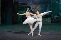 Schwerpunkt: Festtagsprogramm: Sternstunden der Musik – Rudolf Nurejew revolutionierte die Rolle des männlichen Tänzers: Er wollte nicht länger nur Pas-de-deux-Partner sein und die Primaballerina Margot Fonteyn in die Luft stemmen, sondern ihr ebenbürtiger Gegenpart.