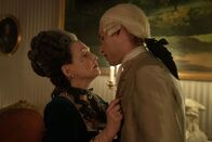 Gefährliche Liebschaften – Genevieve de Merteuil (Lesley Manville, l.); Valmont (Nicholas Denton, r.)
