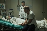 Es geschah am... – Der Schweizer Arzt Urs Schneider findet nach langer Suche die Schweizerin Mireille Brefin. Mit seinem thailändischen Kollegen (Thaddy Spörri) muss er eine schwere Entscheidung treffen: Samuel Streiff als Urs Schneider (r.), Magdalena Neuhaus als Mireille Brefin und Thaddy Spörri als thailändischer Arzt. (Nachgestellte Szene)