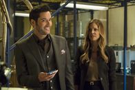 Lucifer – L-R: Lucifer Morningstar (Tom Ellis) und Chloe Decker (Lauren German)