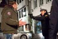Fuchs und Gans – ARD/HEITER BIS TÖDLICH - FUCHS UND GANS, neue Krimiserie (16 Folgen), Folge 9 "Der Papst kommt"50 Uhr im Ersten. Schlägerei vor der Pony Ranch. Polizist Gehringer (Leo van Kann, r.) versucht, Bulle (Jorres Risse, l.) in Schach zu halten.