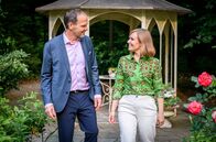 Sturm der Liebe – Markus (Timo Ben Schöfer, l.) freut sich, als Katja (Isabell Stern, r.) ihn zur Weinprobe einlädt.