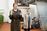 Rentnercops – Toter durch künstlich erzeugten Blitzschlag: Pathologin Dr. Rosalind Schmidt (Helene Grass, l.) ist entzückt, Vicky Adam (Katja Danowski, r.) wundert sich.