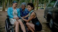 Hawaii Five-0 – Ahnen nicht, dass Konos (Grace Park, r.) Segeltrip in einem Kampf um Leben und Tod enden wird: ihre Eltern Nani (Catherine Haena Kim, l.) und Ke'ano (Ken Narasaki, M.) ...