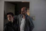 SOKO Wien – Marcel Nestler (David Süss, l.) hat sich bei Herbert Jelinek (Vitus Wieser, r.) verkrochen.