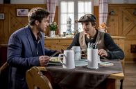 Sturm der Liebe – Viktor (Sebastian Fischer, r.) spielt Boris (Florian Frowein, l.) vor, seine Gefühle für Alicia im Griff zu haben.