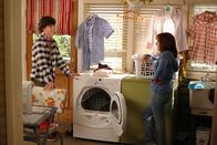 The Middle – Axl (Charlie McDermott, l.); Frankie (Patricia Heaton, r.)