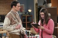 The Big Bang Theory – Amy (Mayim Bialik, r.) versucht Sheldon (Jim Parsons, l.) davon zu überzeugen, einen Esstisch für seine Wohnung zu kaufen. Doch Sheldon ist gegen jede Veränderung in seinem Leben ...