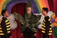 Community – Unzufrieden mit seiner Rolle zwischen Abed (Danny Pudi, r.) und Troy (Donald Glover, l.), versucht "Drogon" Pierce (Chevy Chase, M.) sich bei Annie mehr künstlerische Freiheit in der Show zu erkaufen ...
