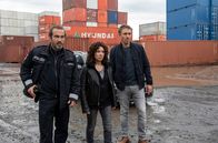 Großstadtrevier – Harry (Maria Ketikidou, M.) und Piet (Peter Fieseler, r.) trauen ihren Augen nicht, als bei einem Einsatz im Hamburger Hafen ihr ehemaliger Kollege Paul Dänning (Jens Münchow, l.) auftaucht.