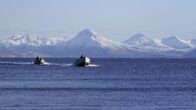 Alaska - Eisige Tradition – Marvin Agnot und sein Neffe, Justin Phillips, auf ihren Booten. (National Geographic)
