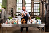 Die Tricks der Lebensmittelindustrie – Die Tricks der Lebensmittelindustrie sind so vielfältig wie das Sortiment im Supermarkt - und Brancheninsider Sebastian Lege kennt sie alle. Was steckt im Veggieburger, was haben Erdnussflips mit Plastikspielzeug gemeinsam, und was bedeutet High-Protein?
