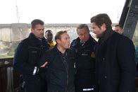 SOKO Stuttgart – Jo Stoll (Peter Ketnath, r.) befindet sich in einem heftigen Disput mit Hannes Jansen (Thomas Arnold, 2.v.l.). Sammy Pendo (David Wurawa, 2.v.l.) wurde bedroht.