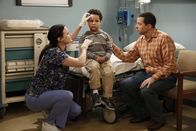 Two and a Half Men – Als Alan (Jon Cryer, r.) die Regeln von Walden bricht und mit Louis (Edan Alexander, M.) in eine Lasertag-Arena geht, wo sich Louis den Kopf stößt und geklammert werden muss, eskaliert es zwischen Alan und Walden ...