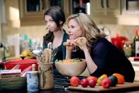 Modern Family – L-R: Haley Dunphy (Sarah Hyland), Claire Dunphy (Julie Bowen)